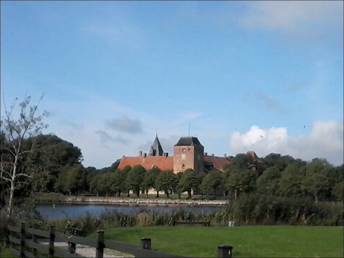 Le château juste en face.