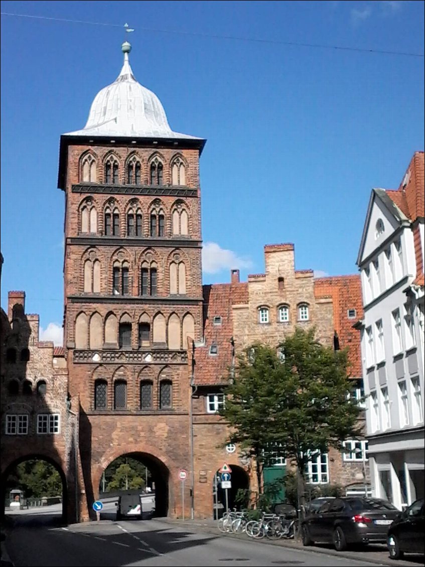 Arrivée à Lubeck par la porte Nord. Pour ma dernière nuit, je dors à l'auberge de jeunesse. Un peu de confort ne fait pas de mal et j'espère surtout y croiser d'autres voyageurs pour passer une bonne soirée. En redescendant après avoir posé mes sacoches, je trouve mon pneu arrière à moitié à plat. Surprise de fin de trip, good joke de Rossinante. La der de der cette fois ?