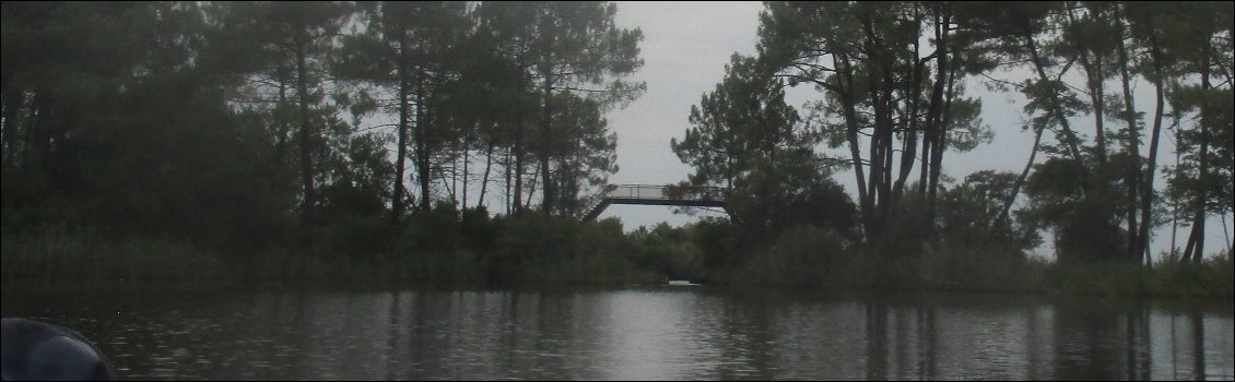 J'embouque le petit chenal avec ce curieux pont très haut. Son accès depuis la berge est réservé et cadenassé.