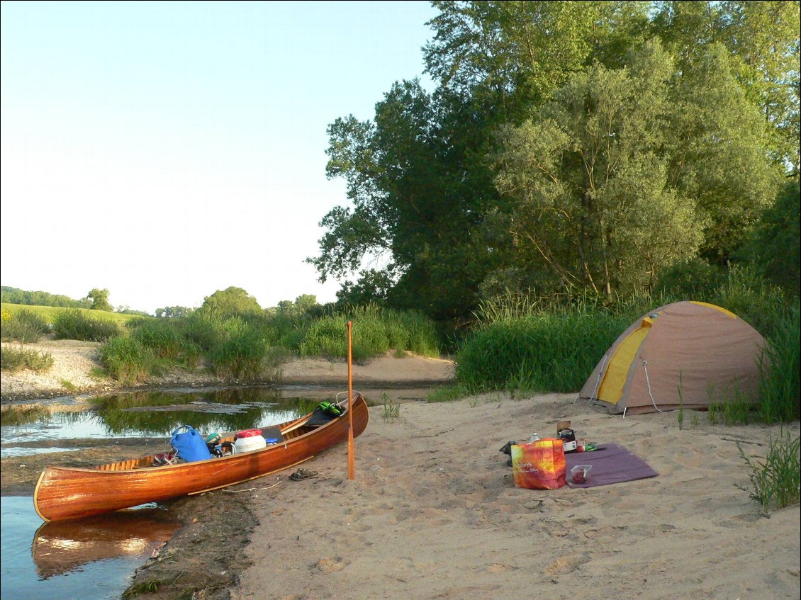La danse du bivouac, pour célébrer la liberté : "Les pieds dans le sable, faire le tour de mon île, et même si c'est instable, je suis bien sur le fil! Je sens le vent entre mes doigts... Je suis à l'équilibre, oh, je suis à l'équilibre, oh..."
