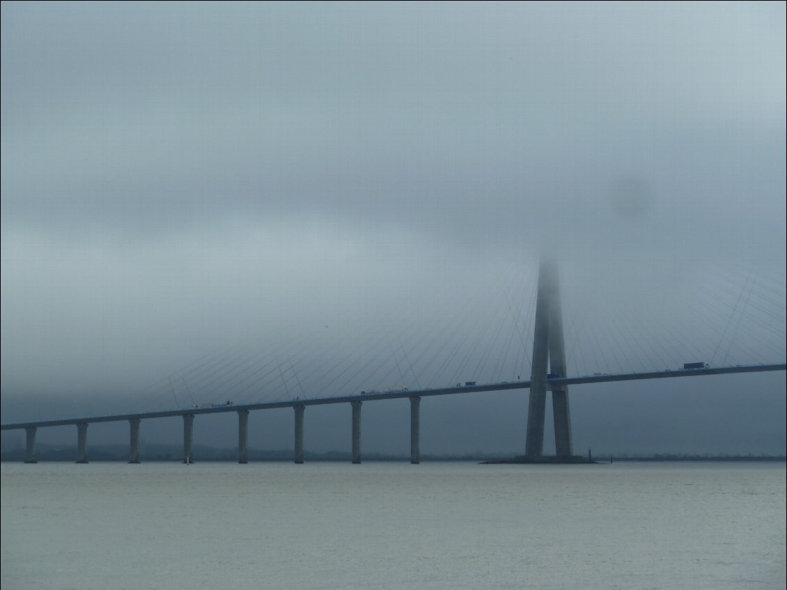 Le pont de Normandie dans les nuages.
