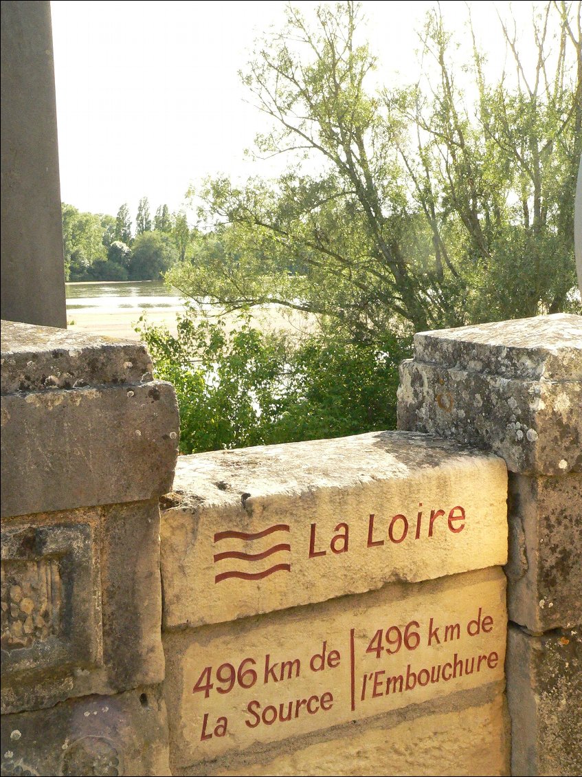 Pouilly!!
Mais on dirait que la longueur de la Loire est sujette à débats et désaccords!! Entre les 1020 km à la source, ici elle en a perdu des bouts!
A moins que... Si on compte les tours et les détours qu'elle prend parfois, si on calcule la distance à l'extérieur des virages ou à l'intérieur, on n'aura pas le même résultat...