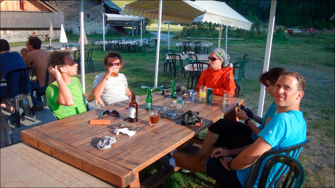 Au bout de la route, petit apéro au refuge pour profiter des derniers rayons de soleil de la journée.