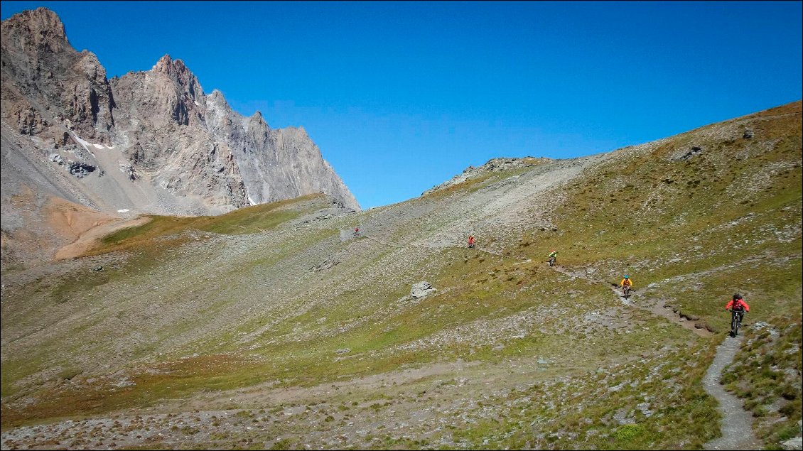 Entre les 2 cols, on roule presque sur la frontière franco-italienne.