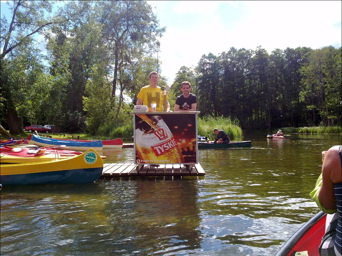 ce n'est pas une blague la tireuse à bière sur le ponton...