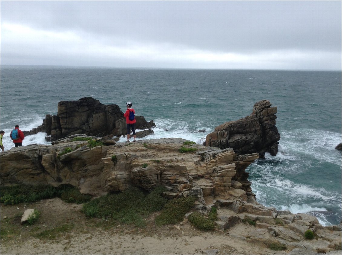 Une côte "sauvage", découpée, battue par les vagues et les vents.