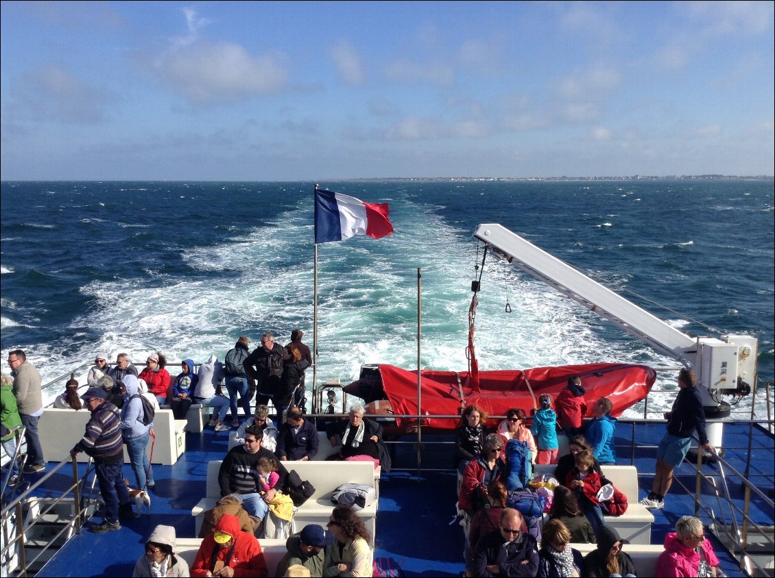 Nous laissons derrière nous la presqu'île de Quiberon. Les vélos eux sont engloutis dans les cales du bateau.