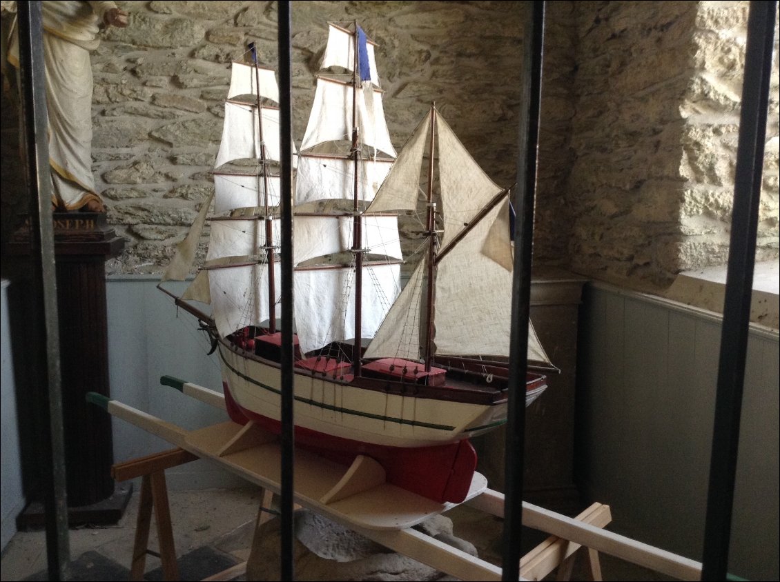 Les églises du coin cachent souvent quelques belles maquettes. Ici sur un brancard pour agrémenter les processions.