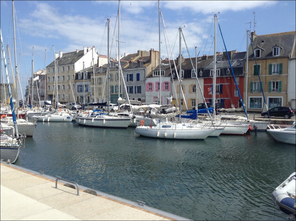 La partie haute du port est fermée par une écluse, ouverte à marée haute seulement.