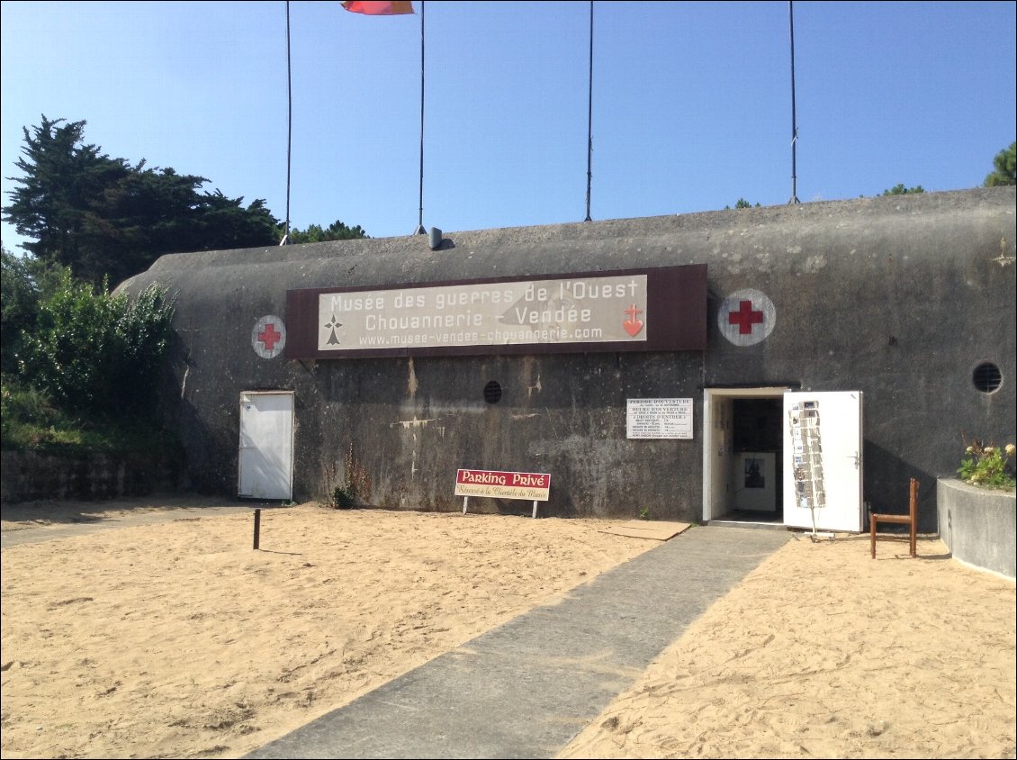 A la sortie de la presqu'île, un musée sur les guerres de l'ouest, réutilise des bâtiments du "mur de l'Atlantique".