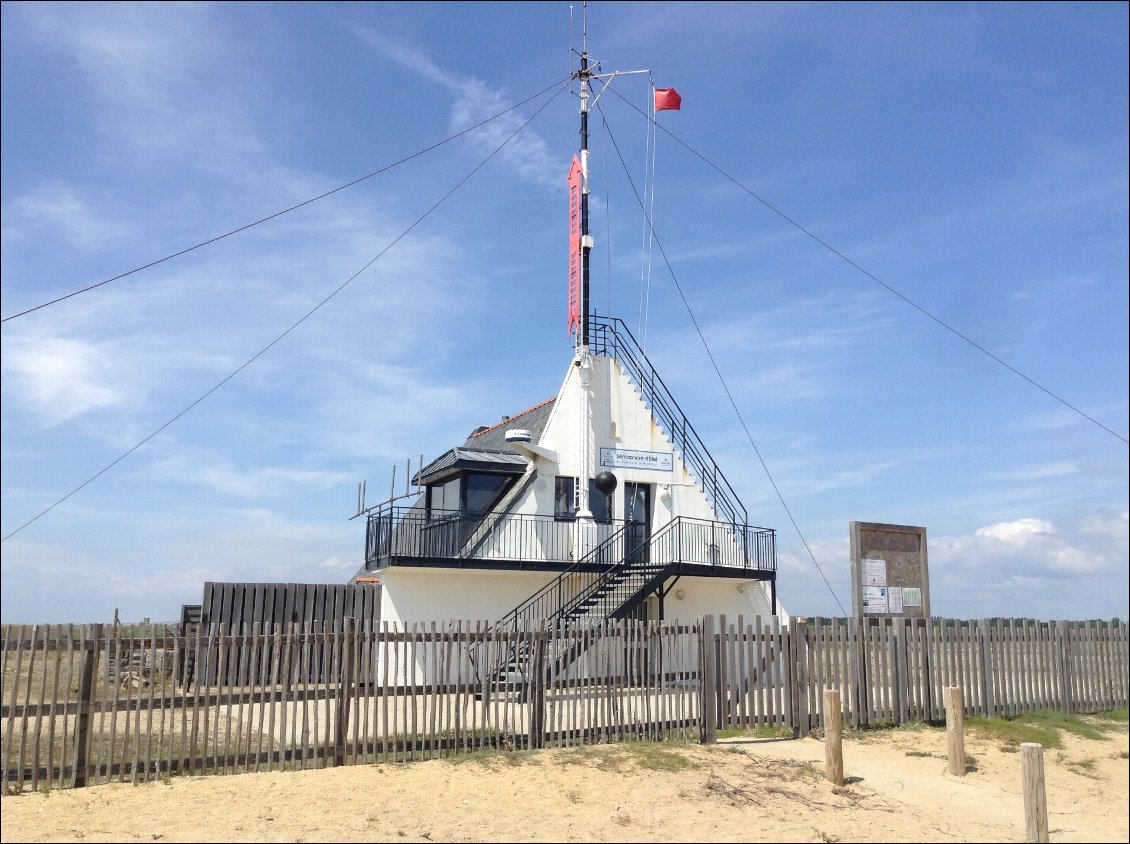 L'un des rares sémaphore encore en activité. Les signaux se font à l'aide de la grosse flèche rouge et de la boule noire, ici descendu.