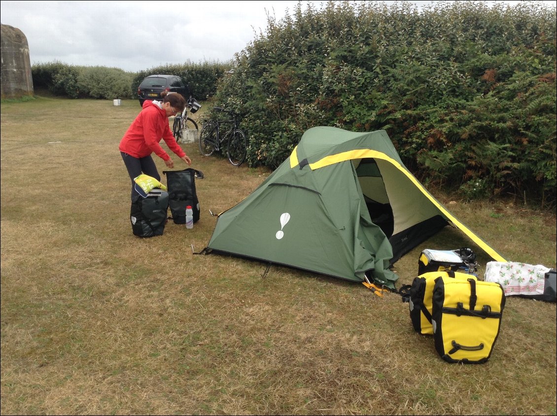 Dans ce camping presque désert, nous choisissons de nous abriter derrière une haute haie.