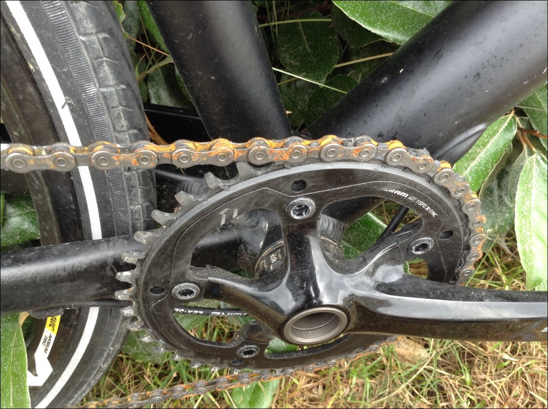 Vous rappelez vous de la vague du premier jour qui a submergé mon vélo ? Non ? La chaine oui !