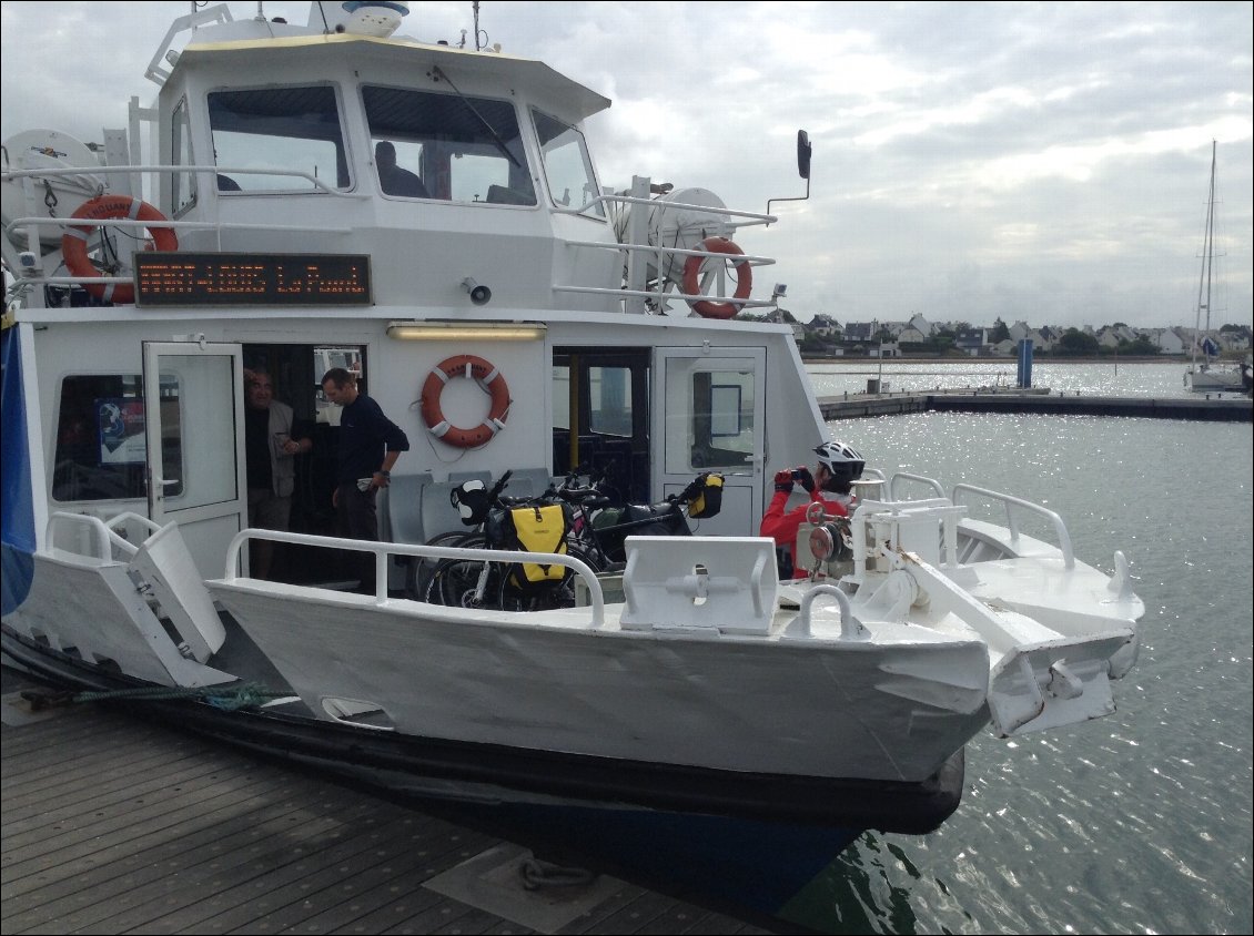 Les bateaux-bus de Lorient, nous emmènent pour le prix d'un ticket.