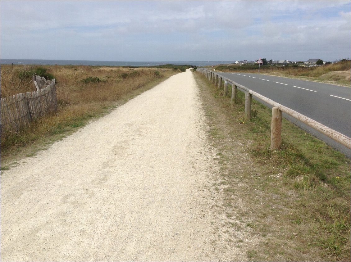 La piste entre mer et route, jusqu'à Guidel.