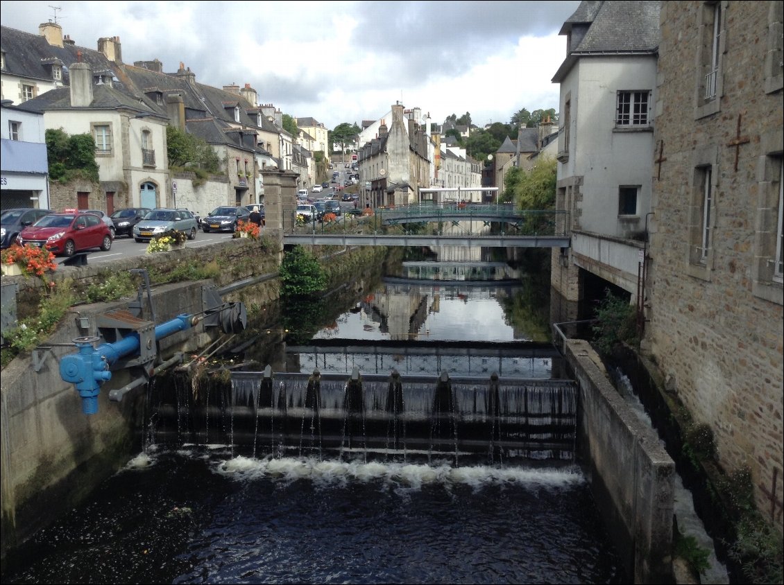 Quimperlé, une charmante petite ville gachée par la circulation.