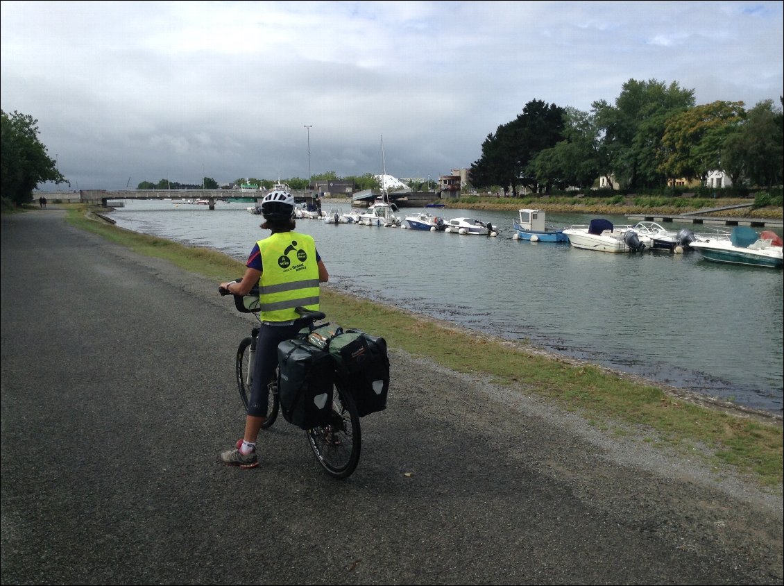 Départ de Vannes. Au fond on aperçoit un pont, ouvert au bateau (c'est marrée haute) et donc fermé à la circulation. Nous terriens de l'intérieur on oublie vite ces contingences !