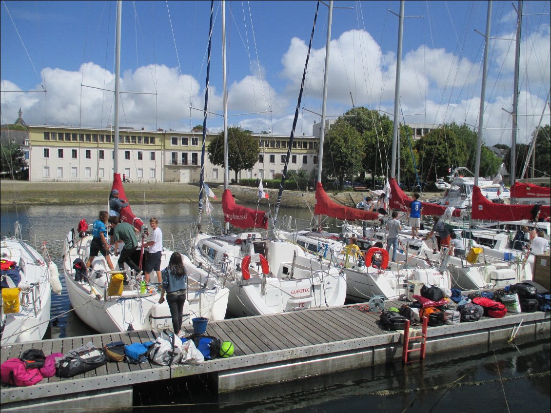 Le canal de la rabine arrive au pied de la cité médiévale.