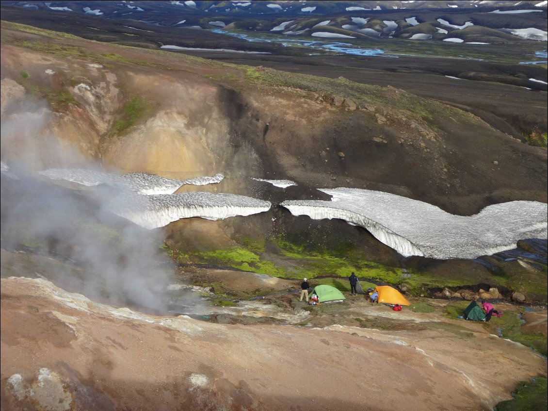 Bivouac dans le Fjallabak, non loin d'une zone de fumerolles.
Photo : Johanna