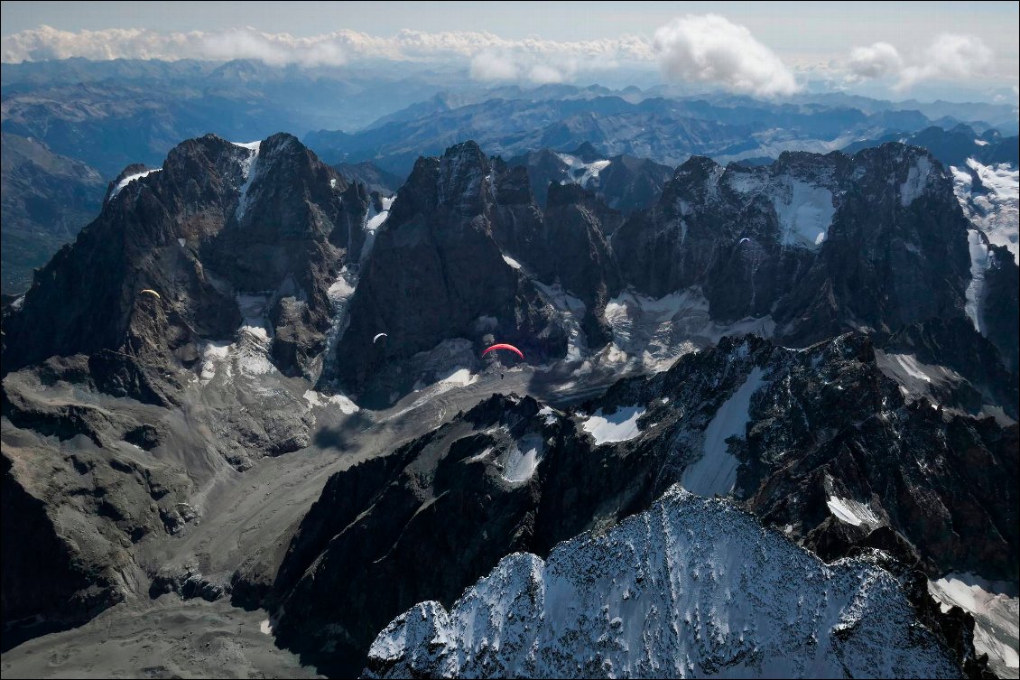 En dessous... La barre des Écrins (4102m) ! Johanna (en rouge) et des amis (Agnès, Seb et JC). On voit derrière le clacier Noir, le Pelvoux, Ailefroide et pic sans Nom)