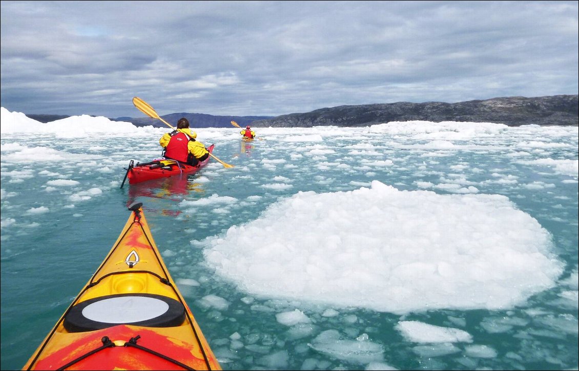 Kayak au Groenland entre amies
La passe encombrée de glace
Photo : France Hallaire, Sandrine Berlioz et Stéphanie Long