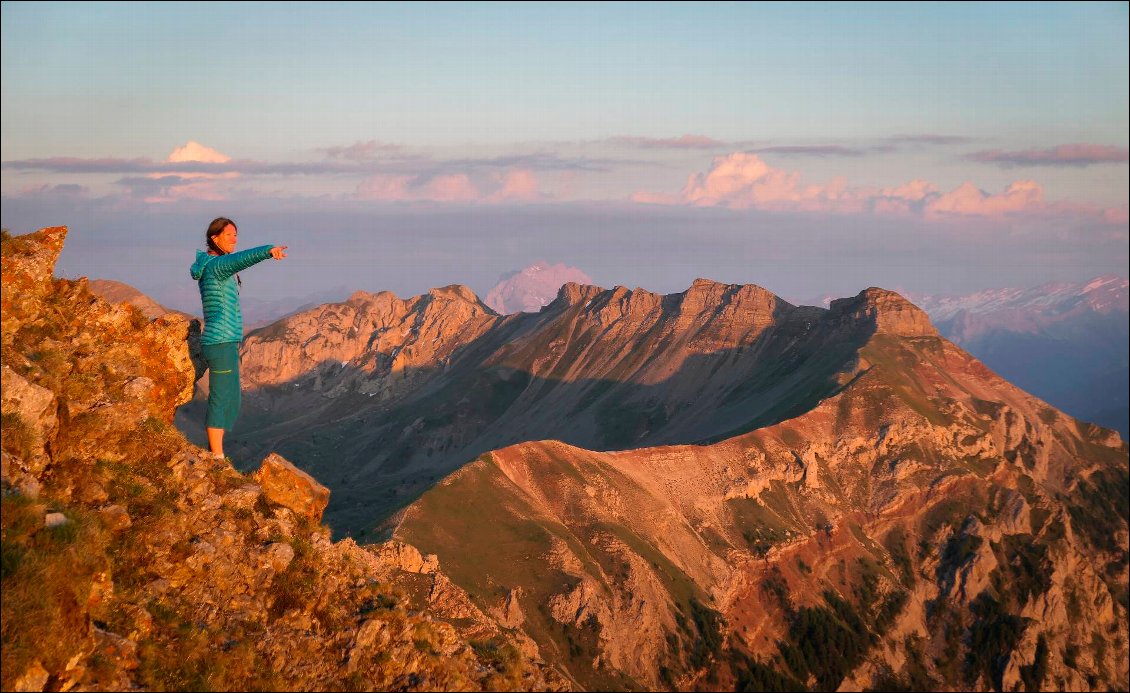 2 jours à 2 pas de chez soi : Le Morgon, rando panoramique et bivouac perché !
Du sommet, la vue vers le sud-sud-est.
Photo : Carnets d'Aventures