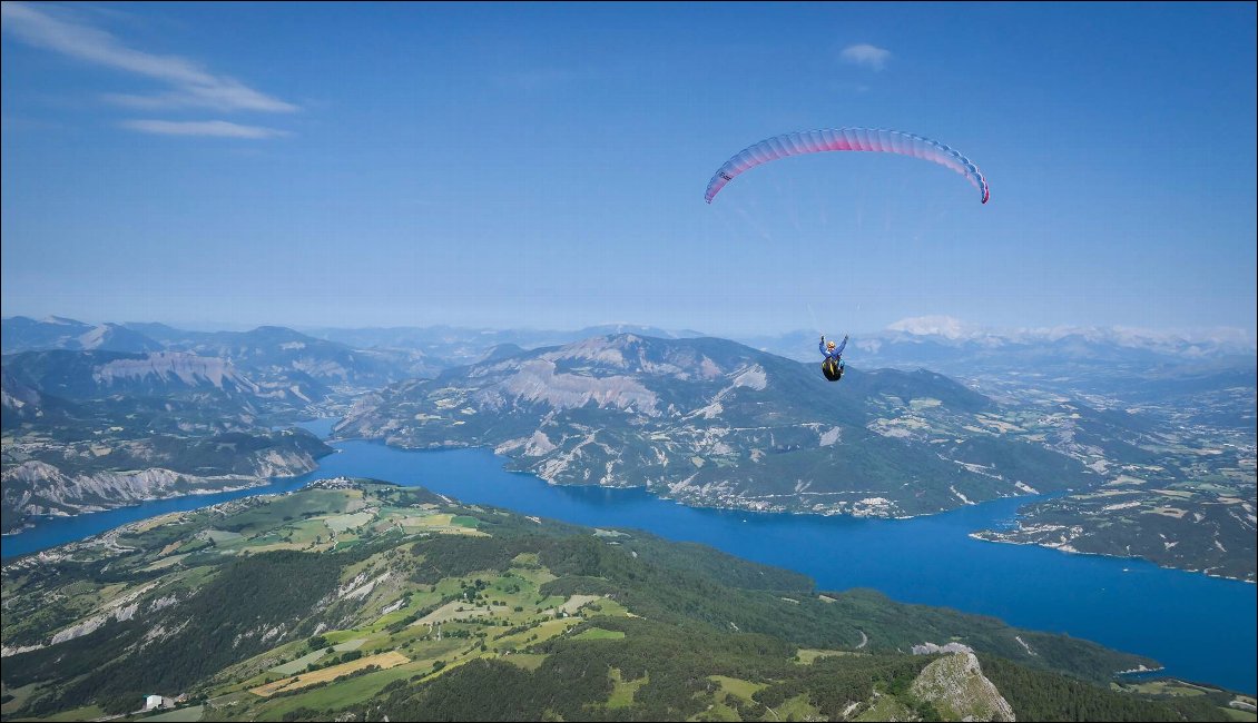 2 jours à 2 pas de chez soi : Le Morgon, rando panoramique, et bivouac perché !
Descente en vol avec la vue sur le "delta" du lac : la jonction entre l'Ubaye -à gauche) et la Durance (à droite).
Photo : Carnets d'Aventures