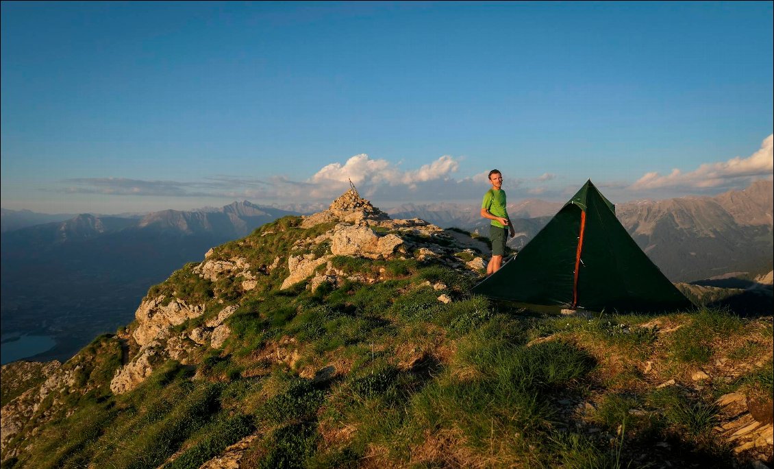 Notre tipi monté au sommet du Morgon