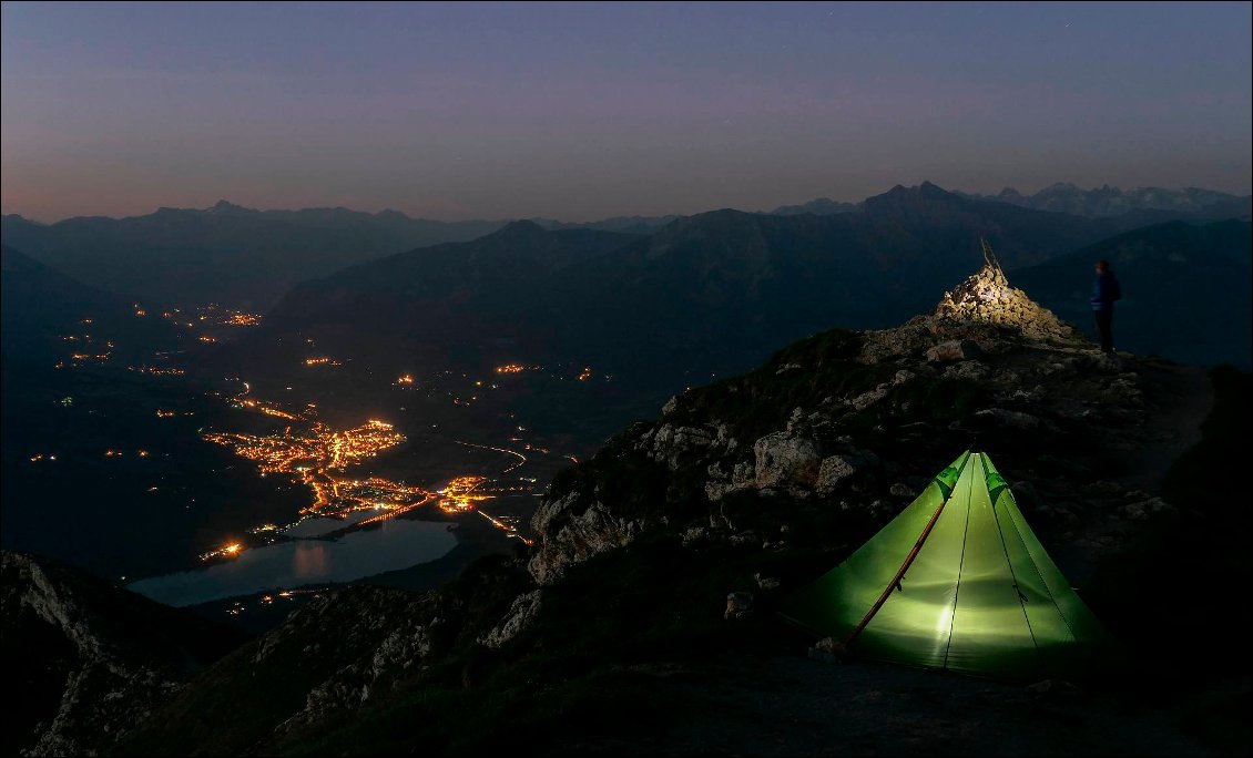 Depuis le sommet du Morgon : notre tipi, la ville d'Embrun et le lac de Serre-Ponçon