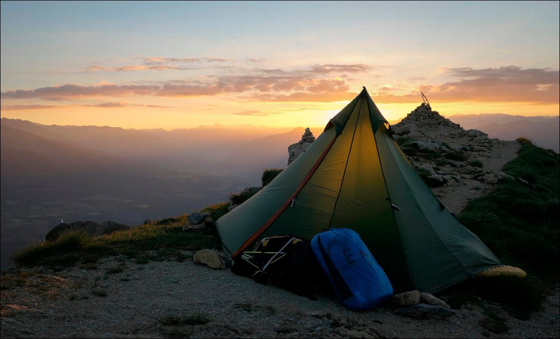 Lever de soleil sur le tipi...