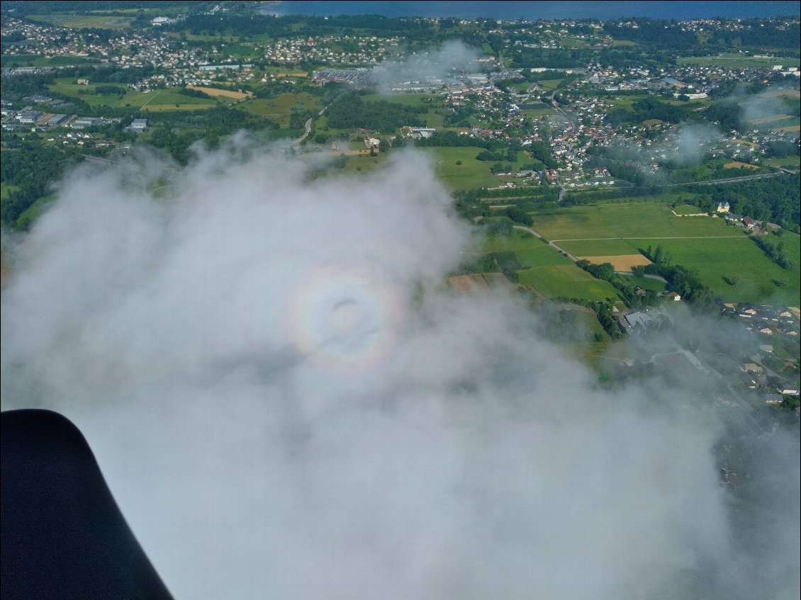 Vol matinal en parapente à l'issue d'une rando. Parti de Mery pour 1100 mètres de D+ avec un décollage du Sire dont La Croix du Nivolet surplombe Chambéry. Agréable surprise de jouer avec ces nuages lors de la descente et bonus pour le spectre !
Photo : Frédéric Zmokly