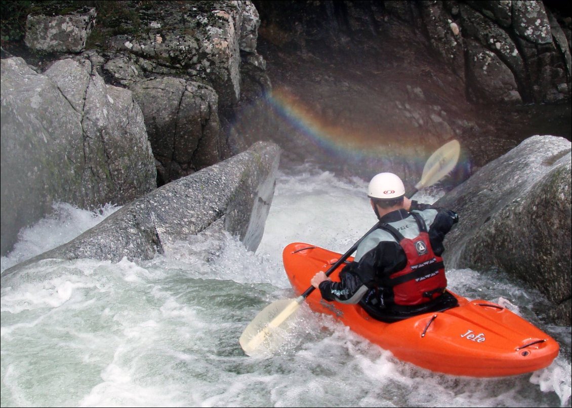 Jay Sigbrand à l'entrée du rapide nommé "La faille de Caucalan" sur la rivière Dourbie dans le massif des Cévennes. Par miracle un rayon de soleil est passé à travers les nuages au moment de prendre la photo, créant cet arc-en-ciel que je n'avais pas remarqué auparavant.
Photo : Laurent Guyot. Voir le blog de son équipe de kayakistes