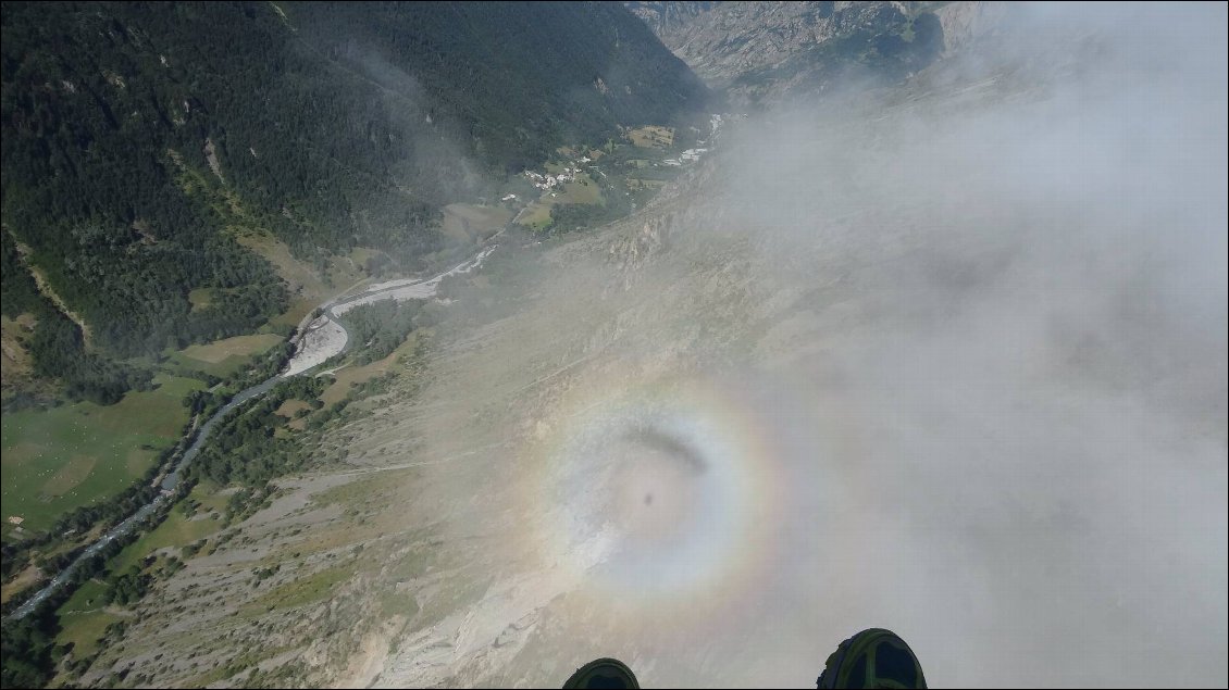 Spectre de Brocken et gloire lors d'un vol en parapente dans le Valgaudemar, été 2016.
Photo : Carnets d'Aventures