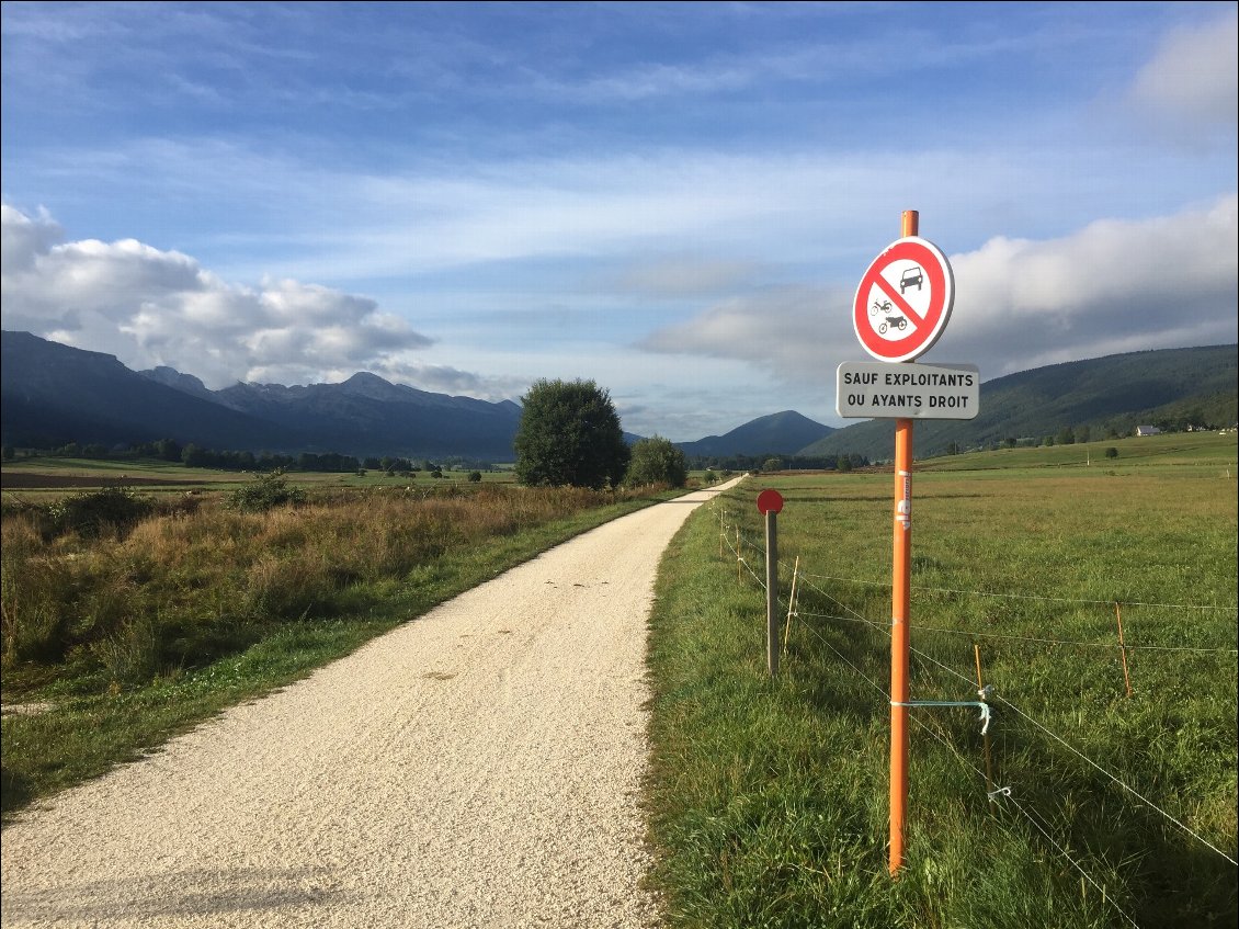 Belle piste cyclable en sortie de lans