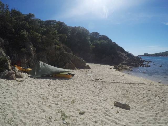 Cala di Conca - Bivouac du jour: On distingue le rocher de la tortue à droite en fond de baie