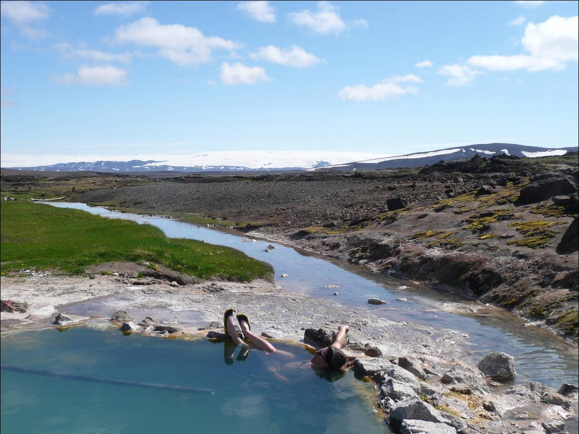 Vasques aménagées près du refuge et du hot spot de Hveravellir. Un tuyau amène l'eau très chaude dans une vasque d'eau froide créant ainsi une température idéale !
Photo : Johanna