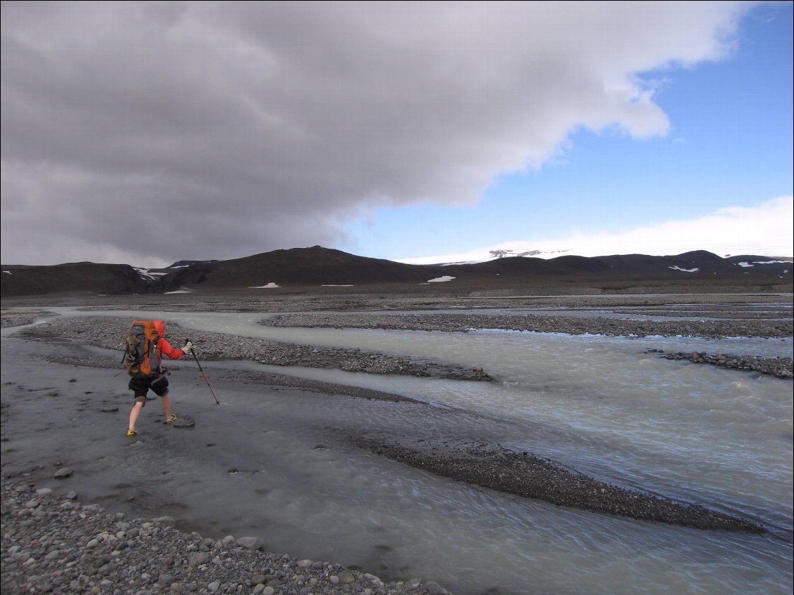 Au sud du glacier Hofsjökull où nous avons choisi de passer, il n'y a pas de sentier. Nous franchissons des rivières glaciaires indiquées comme petites sur la carte. Puis, le lendemain, après une nuit de vent chaud qui a dû accélérer la fonte de parties du glacier, nous nous trouvons bloqués par des rivières infranchissables. Nous finissons par décider de rebrousser chemin (abandonnant ainsi la suite de notre itinéraire prévu), et constatons alors avec surprise que des rivières petites la veille sont devenues énormes ! Si bien que même revenir sur nos pas n'est pas simple !
Photo : Johanna