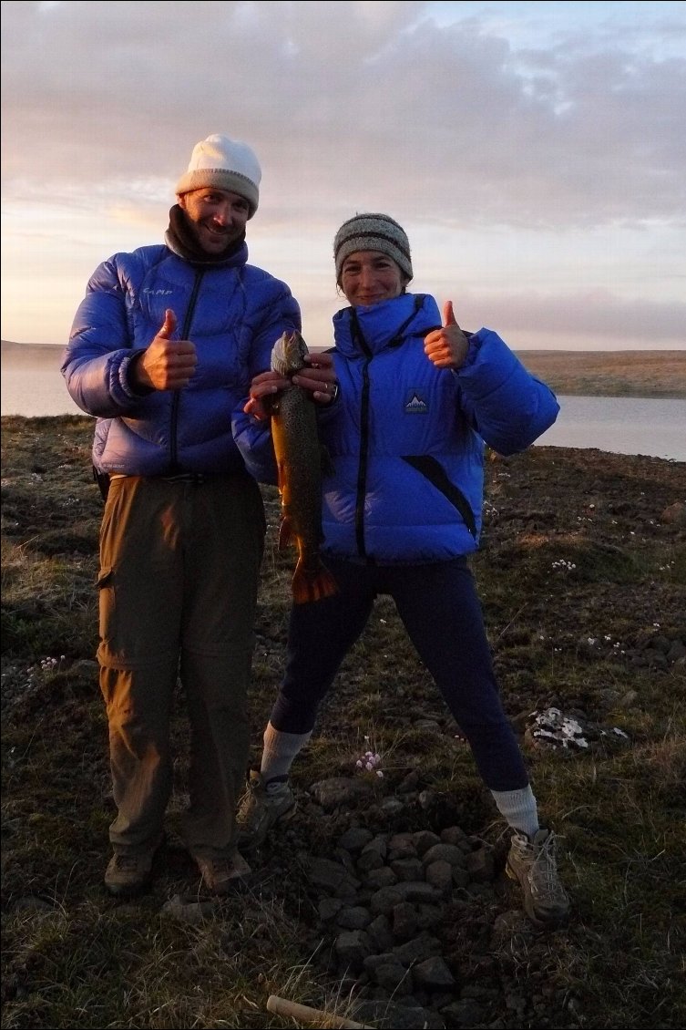 Pêche fructueuse dans l'ouest islandais. Cette truite agrémentera avec grand plaisir nos maigres rations de trek !
Photo : Johanna