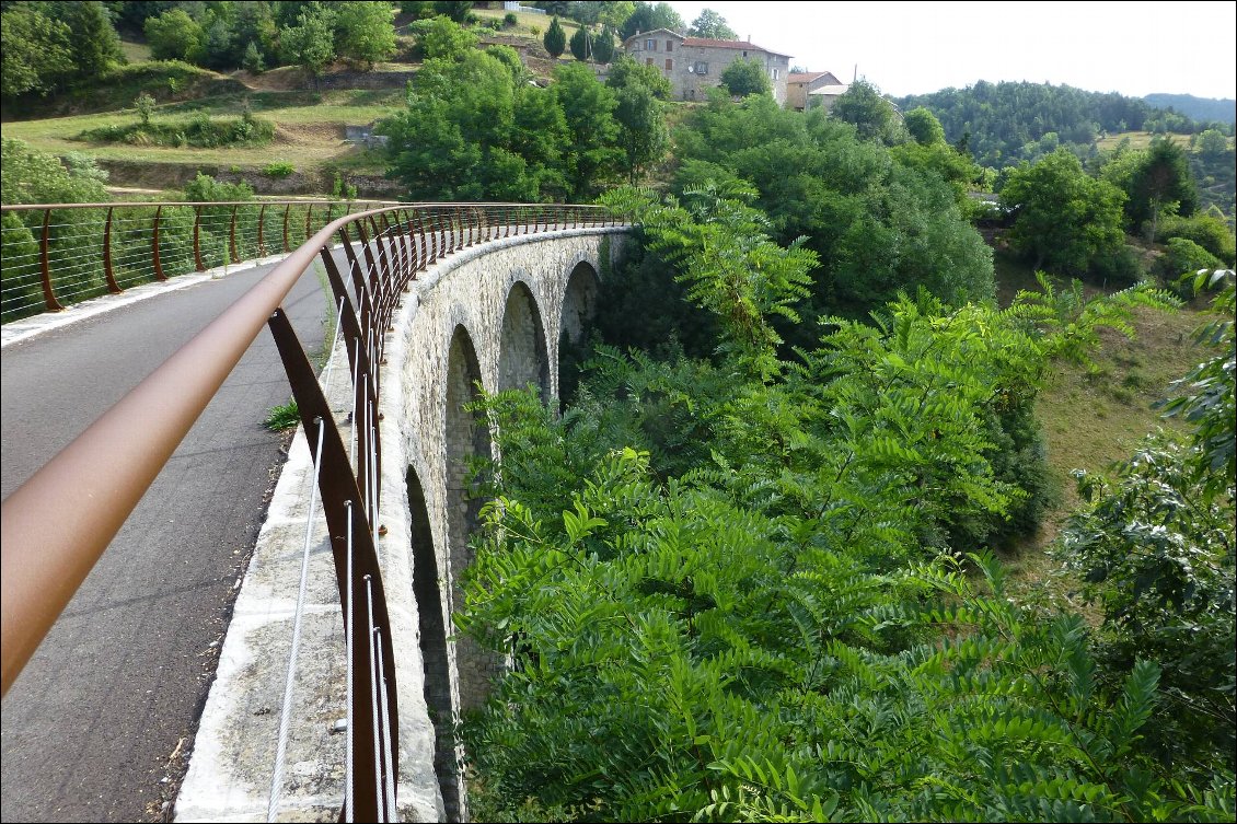 Dolce Via : ancienne vois ferrée où l'on passe sur de jolis ponts.