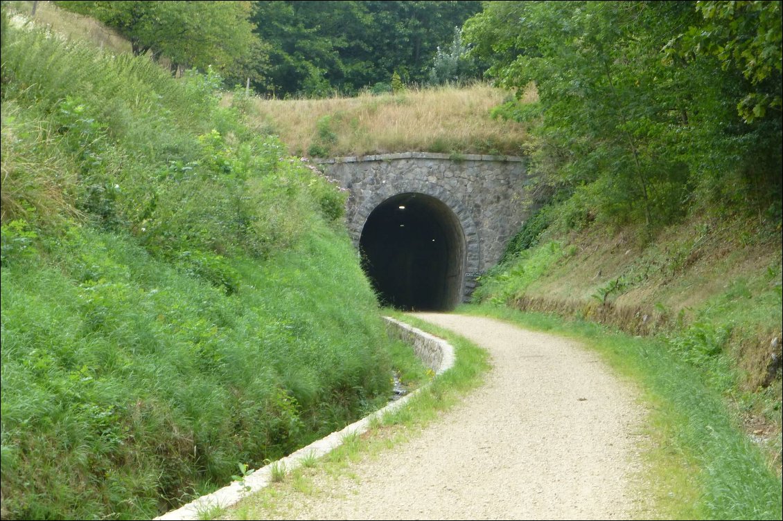 Surprise technologique : le tunnel s'éclaire automatiquement en entrant !