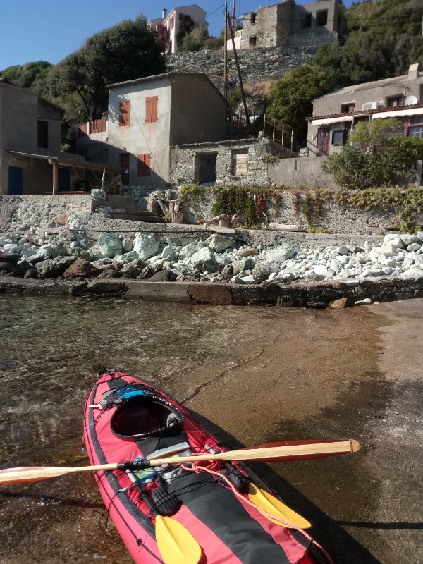 Pause après un passage en mer houleuse dans un tout petit port 