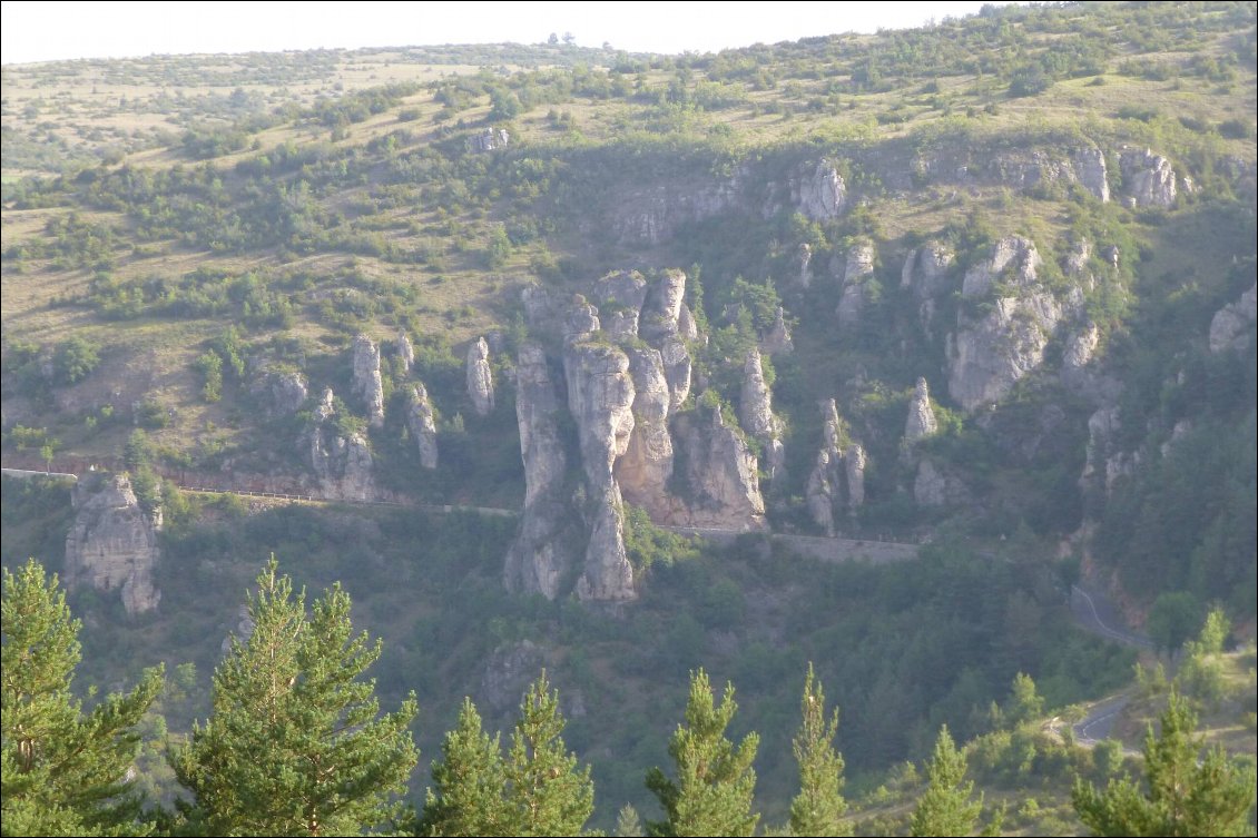 Petit regret de ne pas être passé par le Causse Méjean et cette belle petite route...