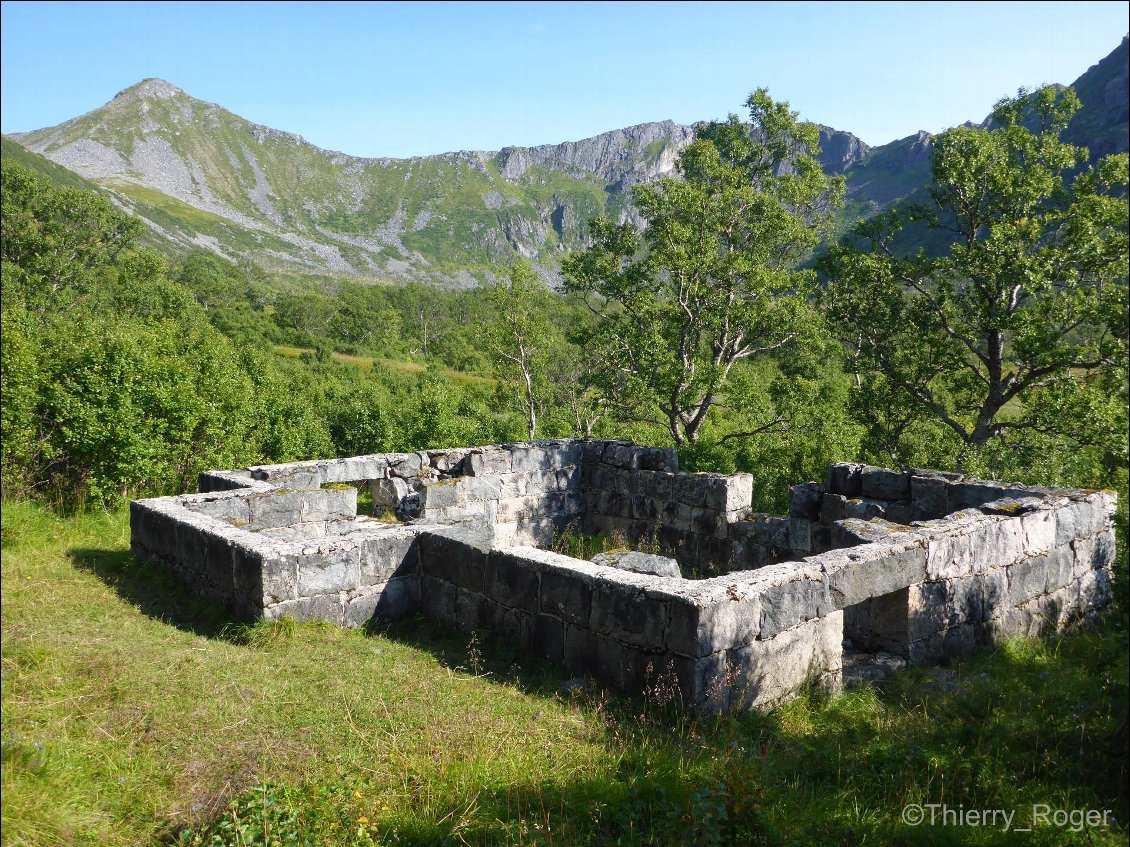 Curieuse ruine, qui s'avère être le vestige d'un site minier (exploitation de fer de 1840 à 1920)