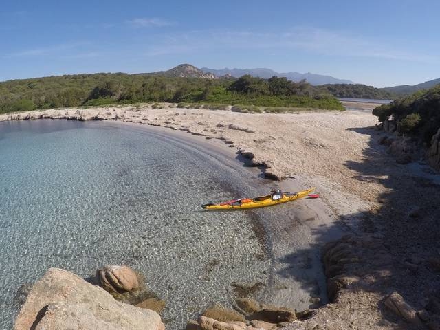 Estuaire protégé par un cordon de sable et une matte de posidonie