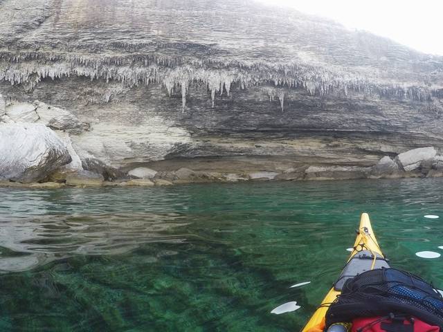 Concrétions calcaire sous les falaises