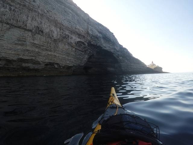 Phare de la Madonetta et entrèe de la grotte marine de Sdragonato