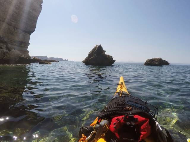 Sous les falaises