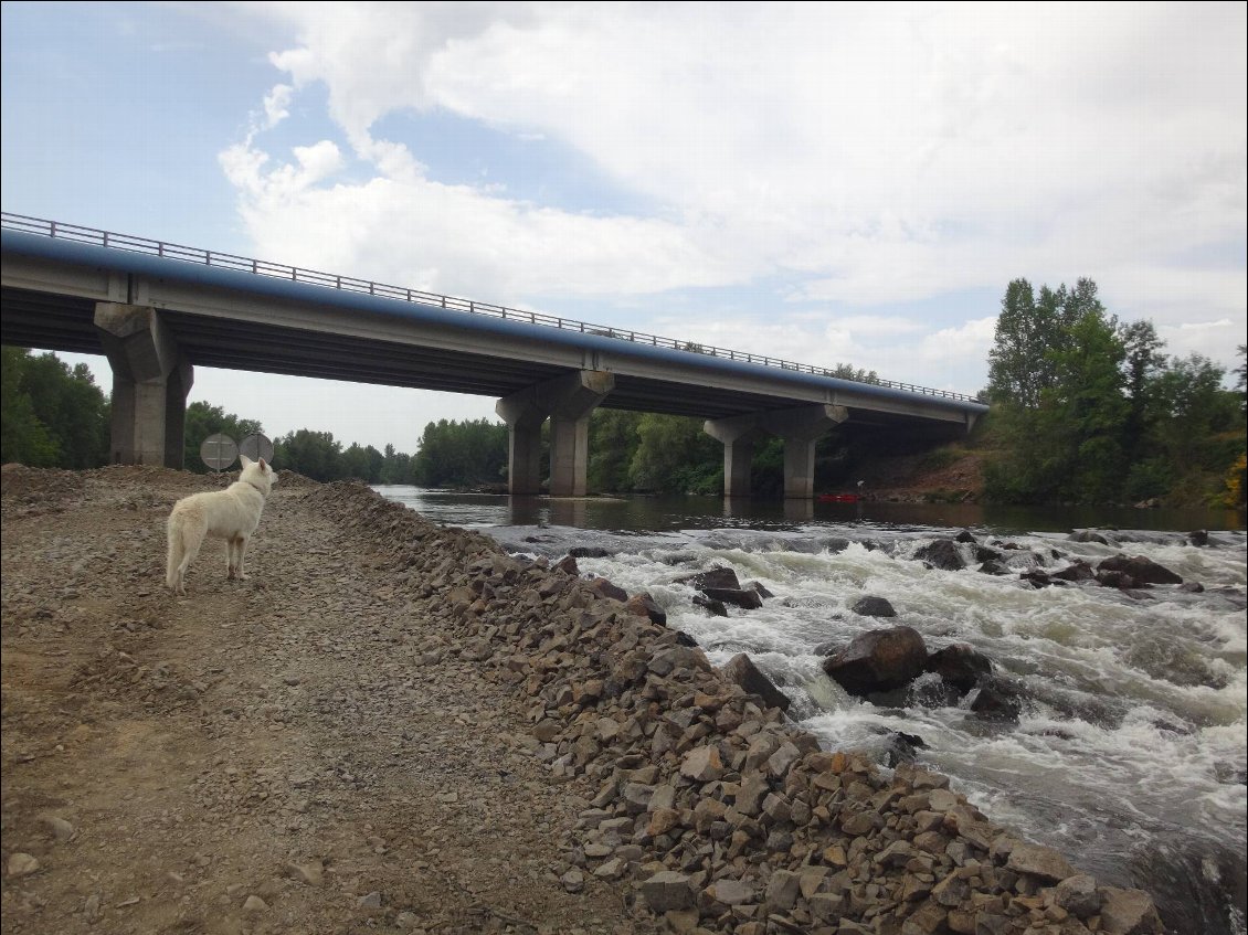 Portage à deux difficile. Mais une fois les travaux d'aménagement effectués, auront-ils pensé à faire une rampe d'accés pour les kayakistes ?