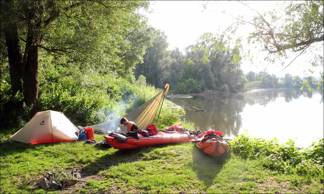 Bivouac juste avant Vichy, à côté des étangs d'Abrest. Le soleil du soir est le bienvenu.