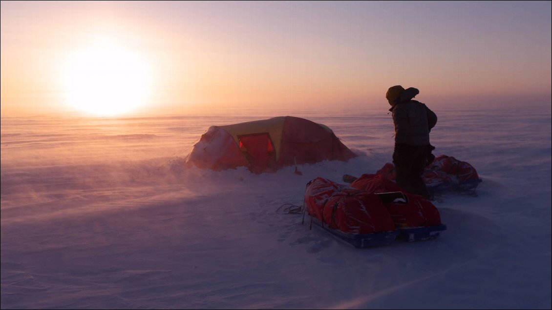 Bivouac venté lors de l'expédition Wings Over Greenland II, les forts vents catabatiques soufflant sur la calotte permettent à Mika et Cornelius de progresser avec des kites mais imposent de monter des bivouacs solides !
Photo : Michael Charavin,  latitudes-nord.fr